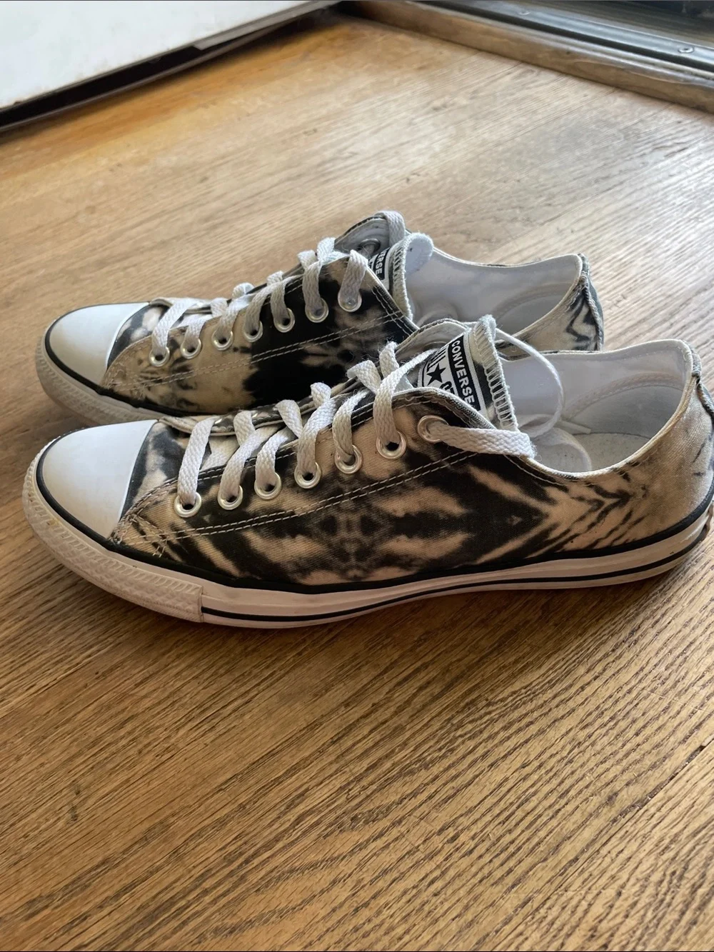 Converse Chuck Taylor Black & White Tie-Dye Sneakers Men’s 8.5 Womens 10.5